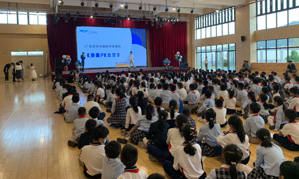 走进黄埔区东荟花园小学.JPG
