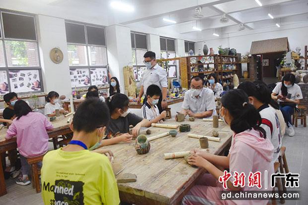 陶艺课。闫云卿 摄