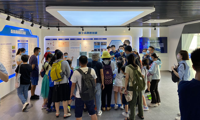 图片2.参观展厅.jpg
