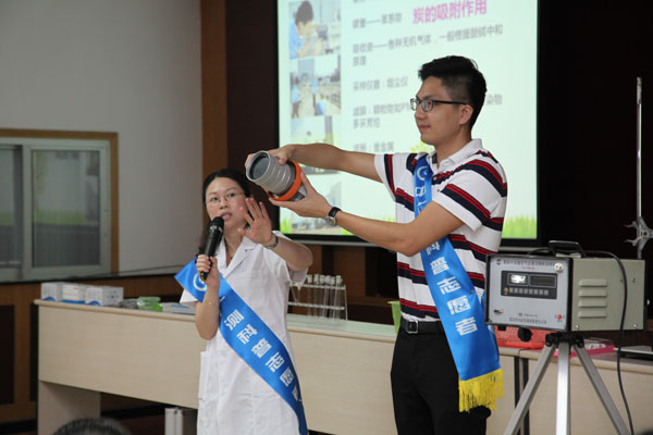 中广测照片-科普讲座——演示环境检测工具.jpg