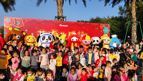 赌博网站儿童公园人偶巡游3.JPG