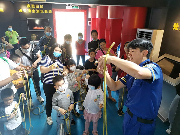 赌博网站儿童公园消防：结绳自救.jpg