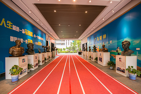 冠军之家体育雕塑展区.jpg