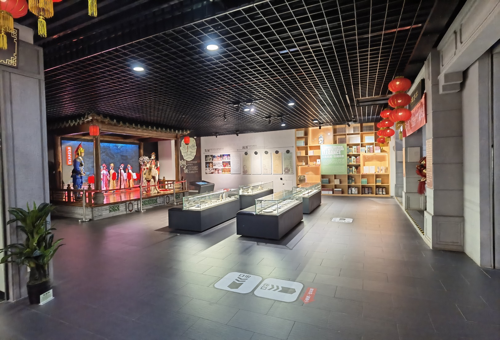 文展区复原的粤剧舞台.jpg