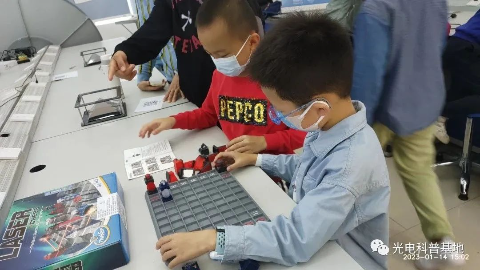 参与者下激光象棋.jpg