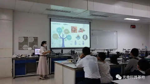 杨老师向大家介绍芳香植物.jpg