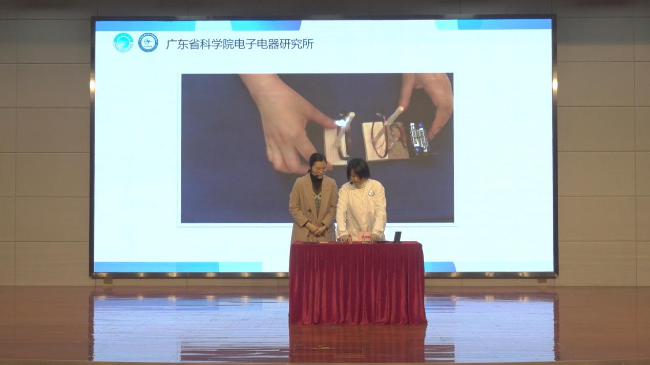 图2.《揭开手机无线充电的秘密》展演汇演展示.jpg