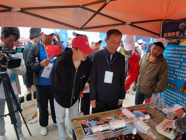 图2.现场群众参观广州展示摊位.jpg