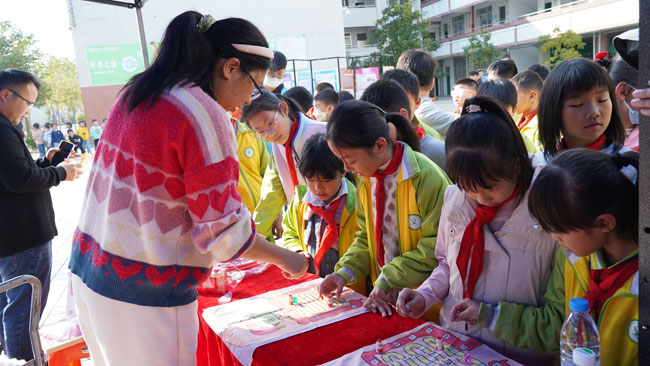 图4.广州益力多乳品有限公司展位体验.jpg