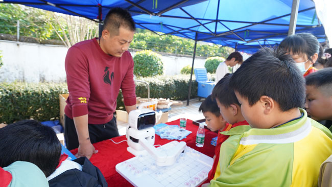 图5.广东科学中心展位体验AI下棋.jpg