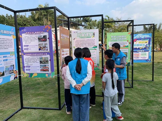 图7.科普基地巡礼展讲解.jpg