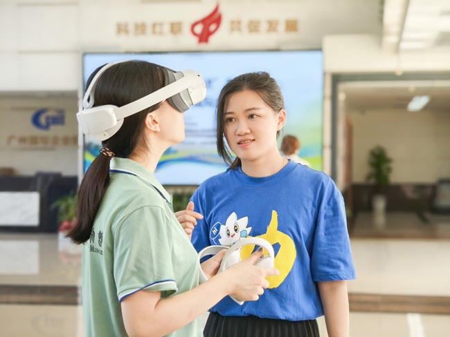 图1.市民群众沉浸式体验VR眼镜.jpg