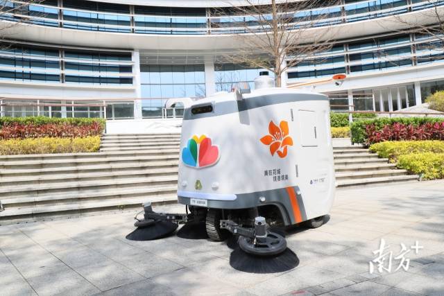 赛特智能无人驾驶清扫车。