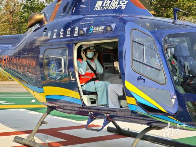 救援人员现场演示。