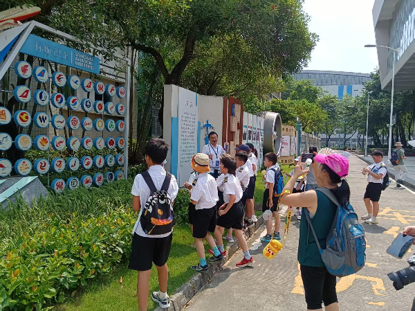 图2 老师介绍航空发展历程.jpg