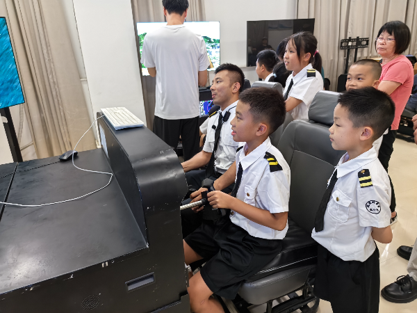 图4 体验飞机模拟操纵.jpg