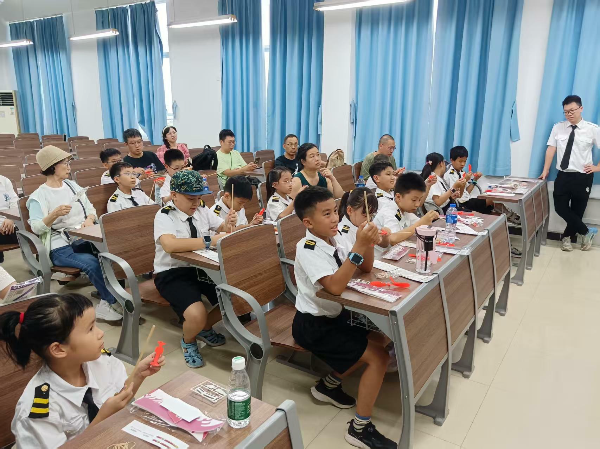 图5 亲子家庭共同制作航模.jpg