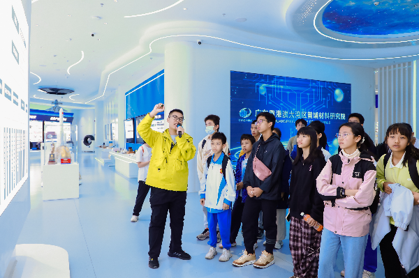 图8.材料院参观.jpg